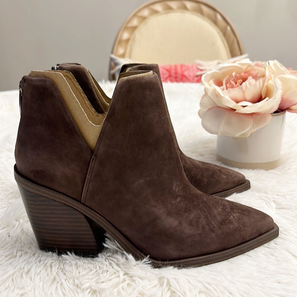 NEW Vince Camuto x Anthropologie Brown Suede Pointed toe ankle bootie women sz 6